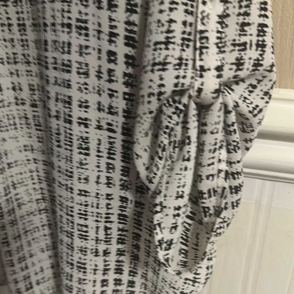 Women's Black and White Patterned Top - Picture 3 of 7
